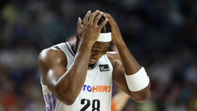 Guerschon Yabusele se lamenta de una acción en un partido