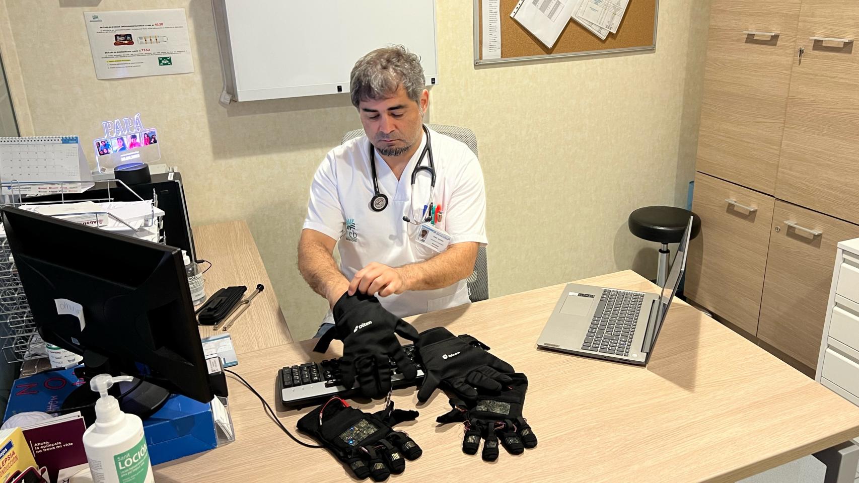 José Javier Hernández, neurólogo y Doctor en Bioingeniería, con los guantes inteligentes DitenGloves.