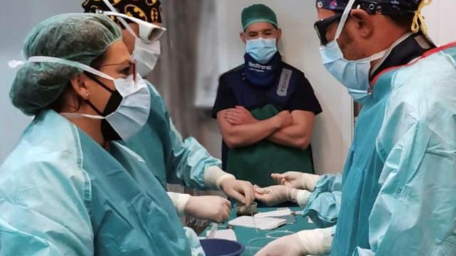 Varios profesionales sanitarios durante una intervención.