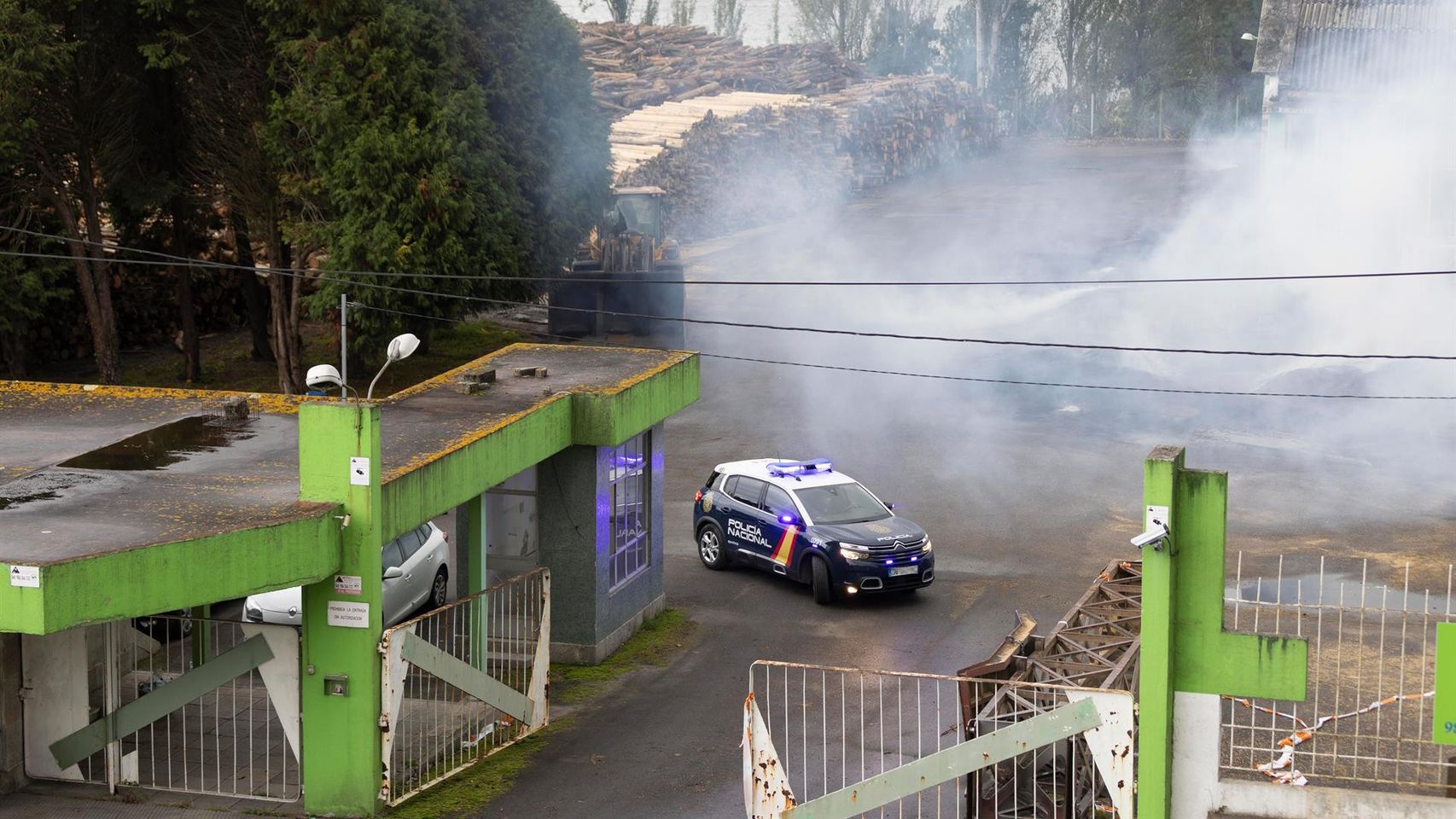 Un coche de policía a la entrada de la antigua fábrica de Pontesa el pasado lunes.