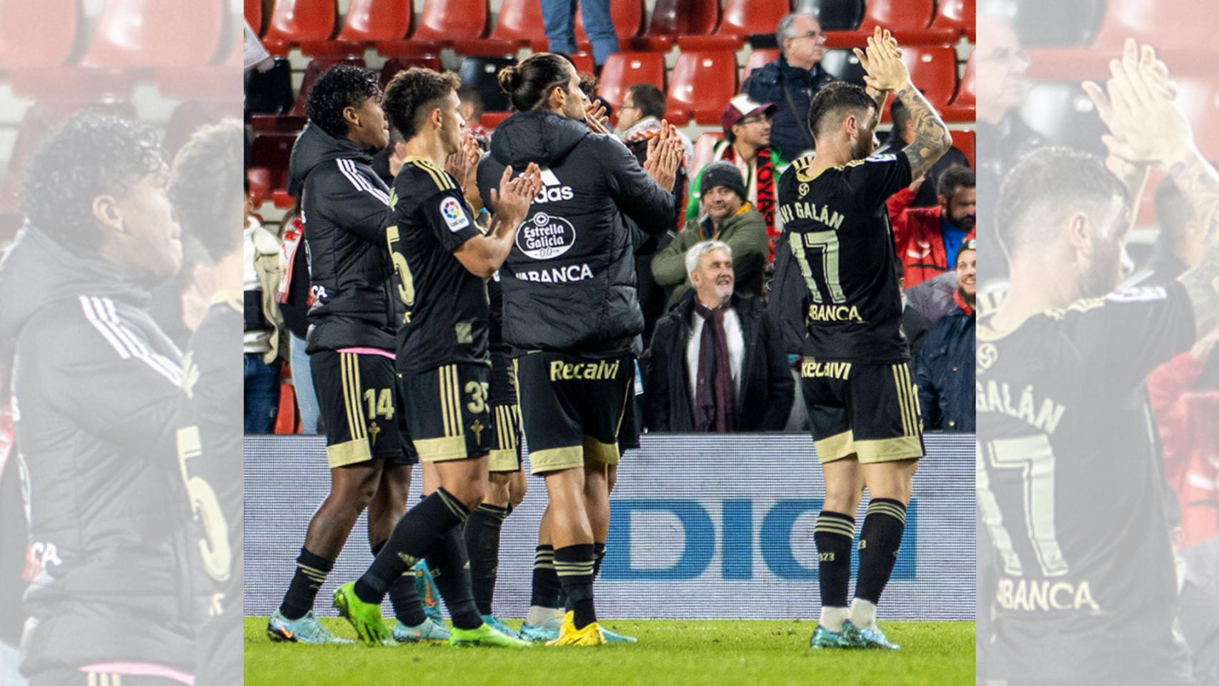 Los jugadores del Celta aplauden a los aficionados celestes desplazados hasta Vallecas.