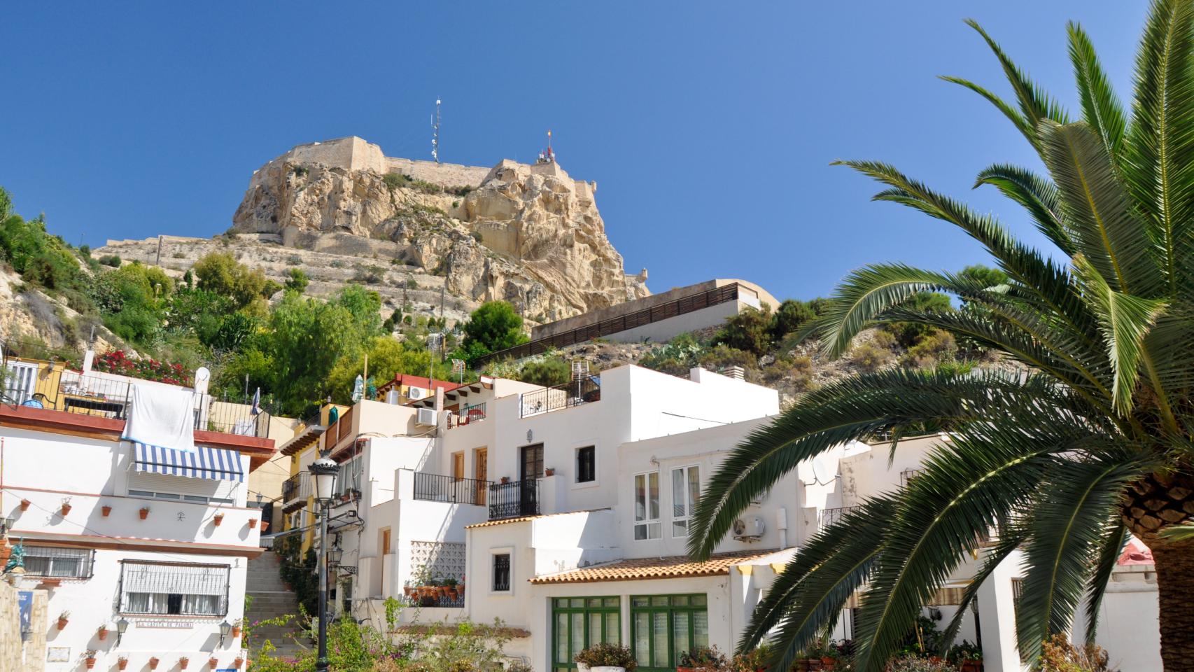 La ciudad de Alicante con el Castillo de Santa Bárbara de fondo.
