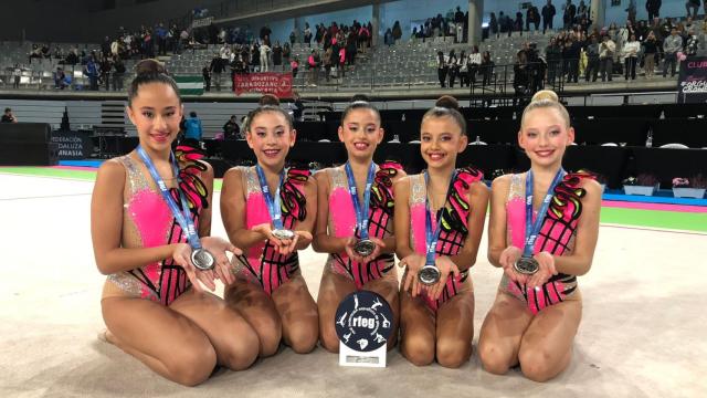 El CD La Victoria alevín posa con la medalla de plata