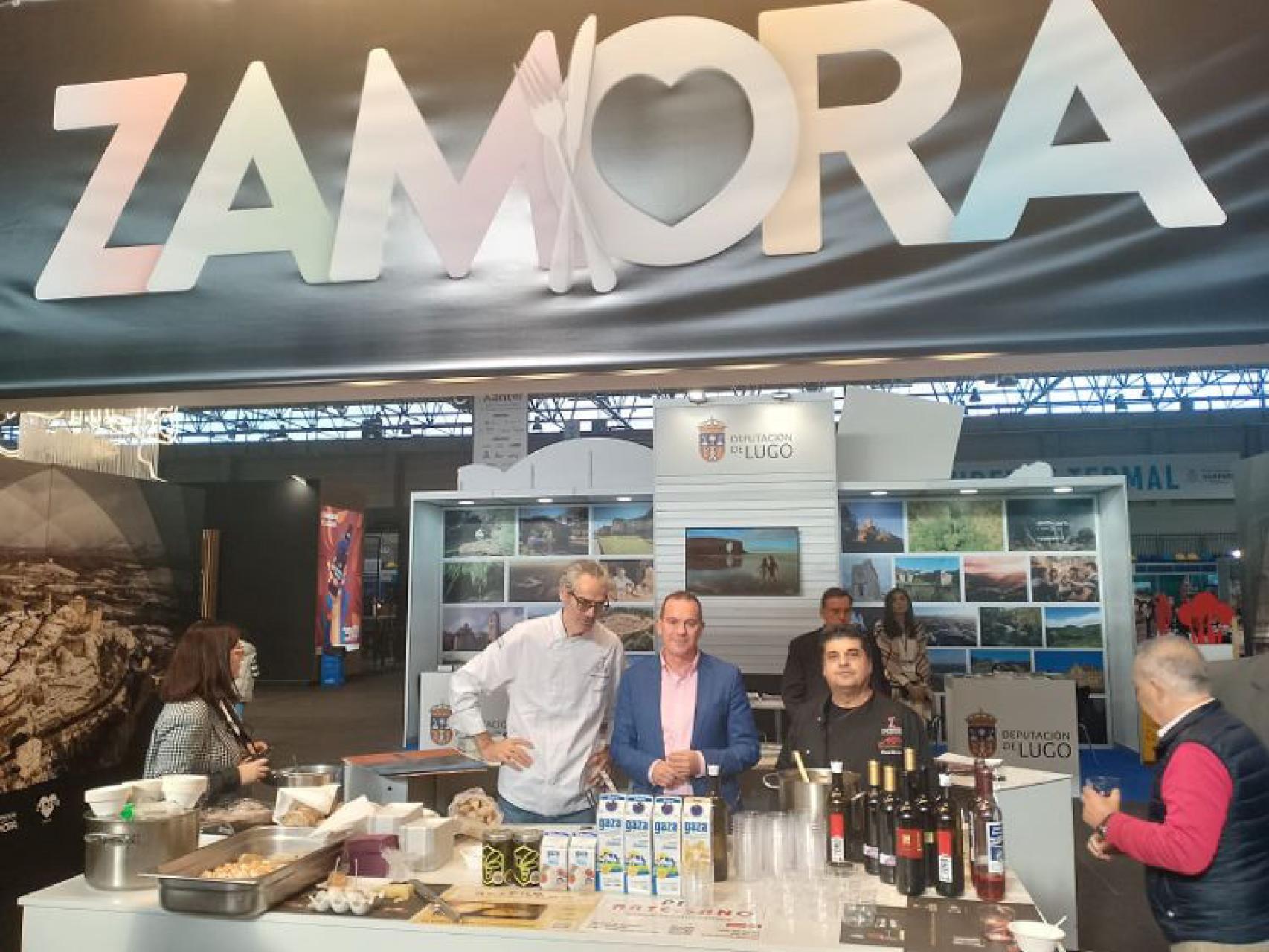 El presidente de la Diputación de Zamora, Francisco José Requejo, en el stand en 'Xantar'