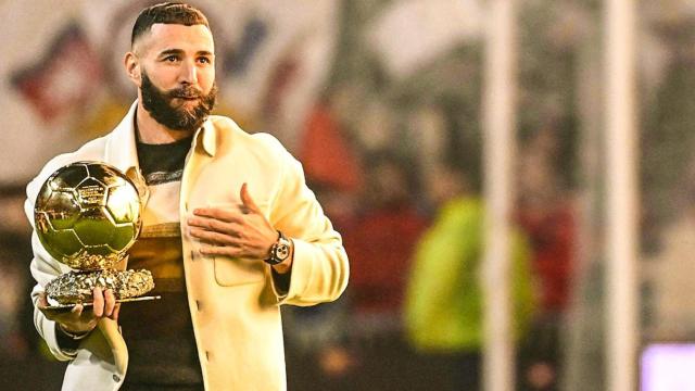Karim Benzema con el Balón de Oro en el estadio del Olympique de Lyon