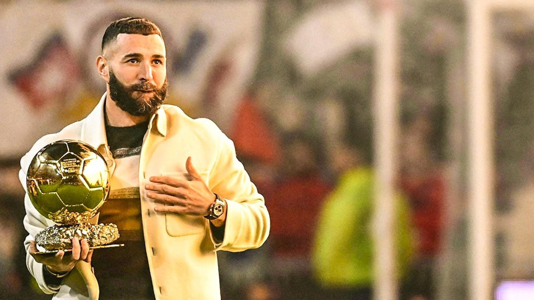 Karim Benzema con el Balón de Oro en el estadio del Olympique de Lyon