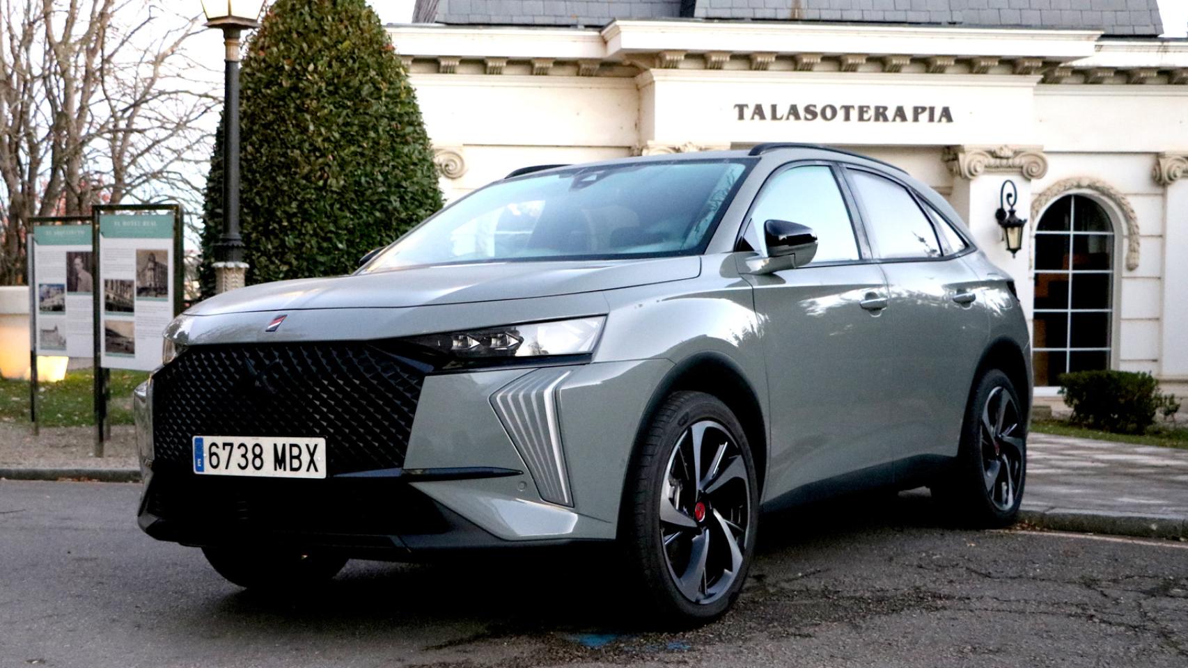 El nuevo DS 7, que destaca por su confort, junto al balneario del Hotel Real en Santander.