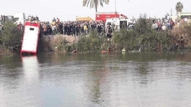 Los servicios de emergencia rescatan el autobús tras caer en el río Nilo este sábado.