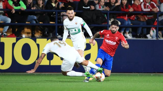 El jugador del Alcora, Marc (d), disputa el balón ante el delantero argentino del Elche, Ezequiel Ponce.