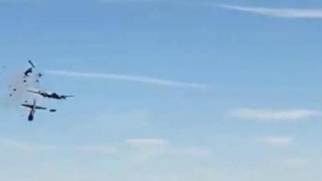 Imagen del impacto de los dos aviones en pleno vuelo, en Dallas.
