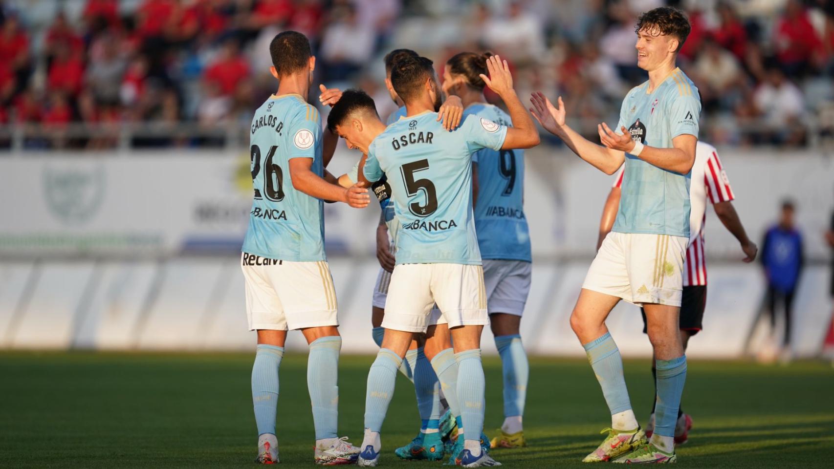 Los jugadores del Celta celebran uno de los goles ante el Algar.