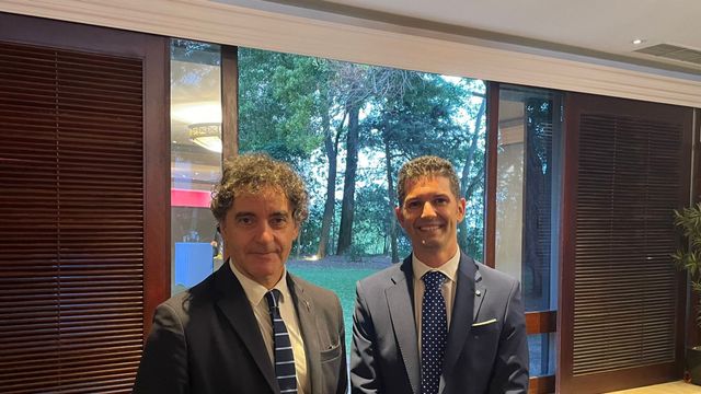 Fede Fuster (dcha.) con el secretario autonómico de Turismo, Francesc Colomer (izda.).