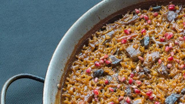 Paella con granos de granada, una de las propuestas de Arrocería Estiu, reconocida en esta edición con un 'Solete'.