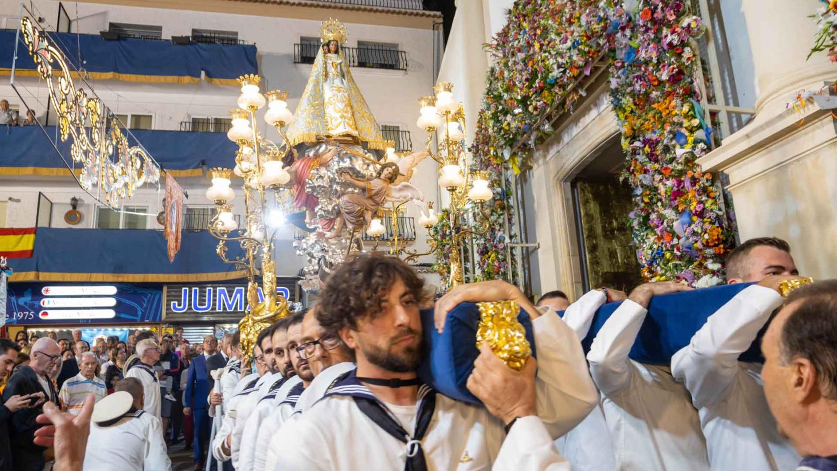Las calles de Benidorm vibran de emoción tras el paso de la Mare de Déu del Sofratge