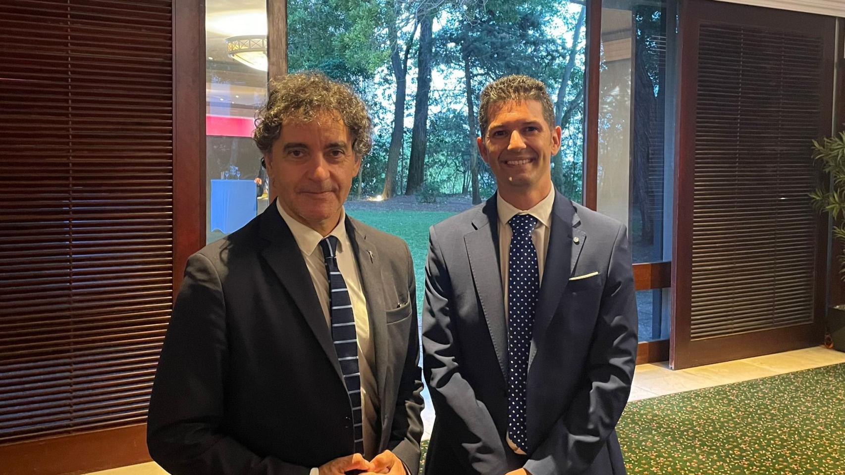 Fede Fuster (dcha.) con el secretario autonómico de Turismo, Francesc Colomer (izda.).