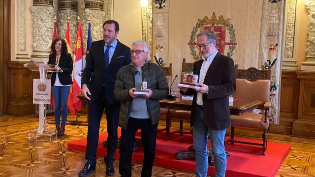 Santos García Catalán recogiendo su obsequio en el Ayuntamiento de Valladolid