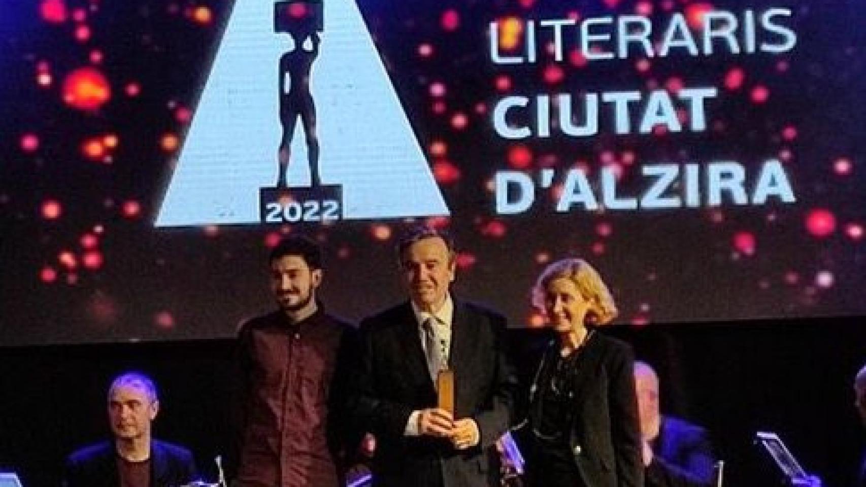 El exrector de la USAL José Ramón Alonso recibiendo galardón.
