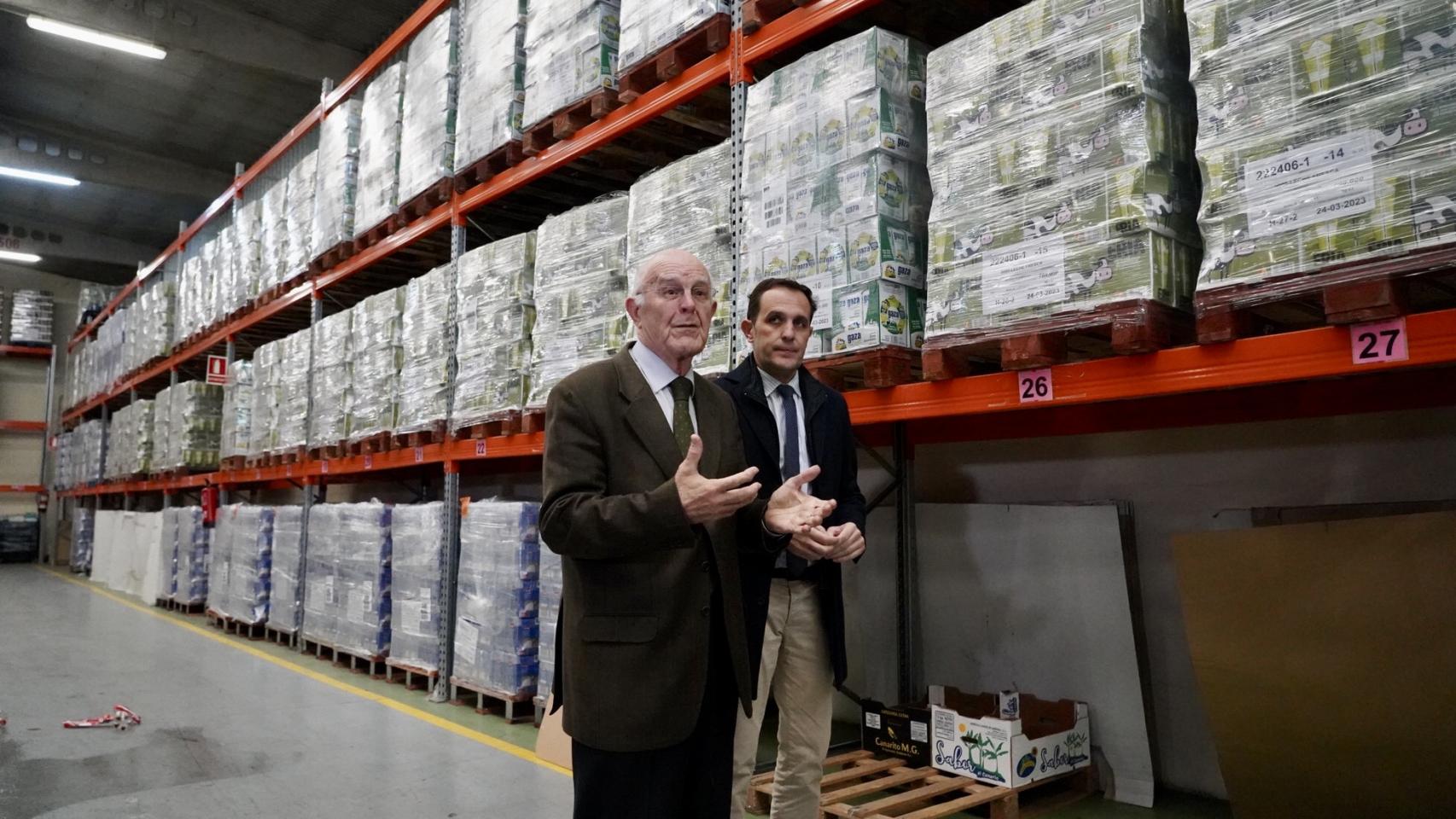 El presidente de la Diputación, Conrado Íscar, junto con el Presidente del Banco de Alimentos, Jesús Mediavilla tras la firma de la adenda