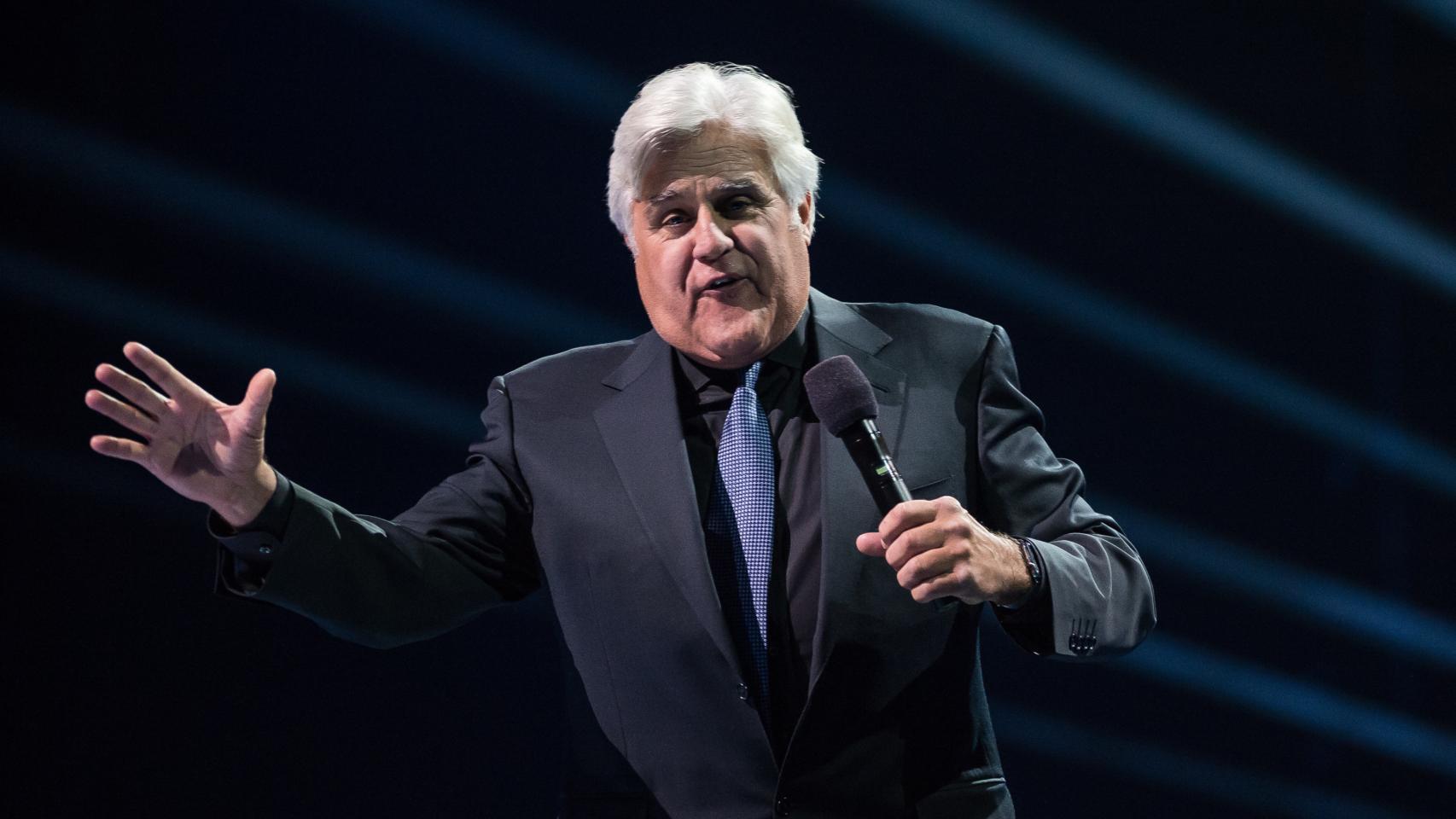 Jay Leno, herido de gravedad tras sufrir quemaduras al incendiarse su coche.