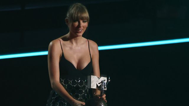 Taylor Swift recoge uno de los cuatro premios obtenidos en los EMA de MTV, este domingo en Düsseldorf. Foto: Rolf Vennenbernd / DPA