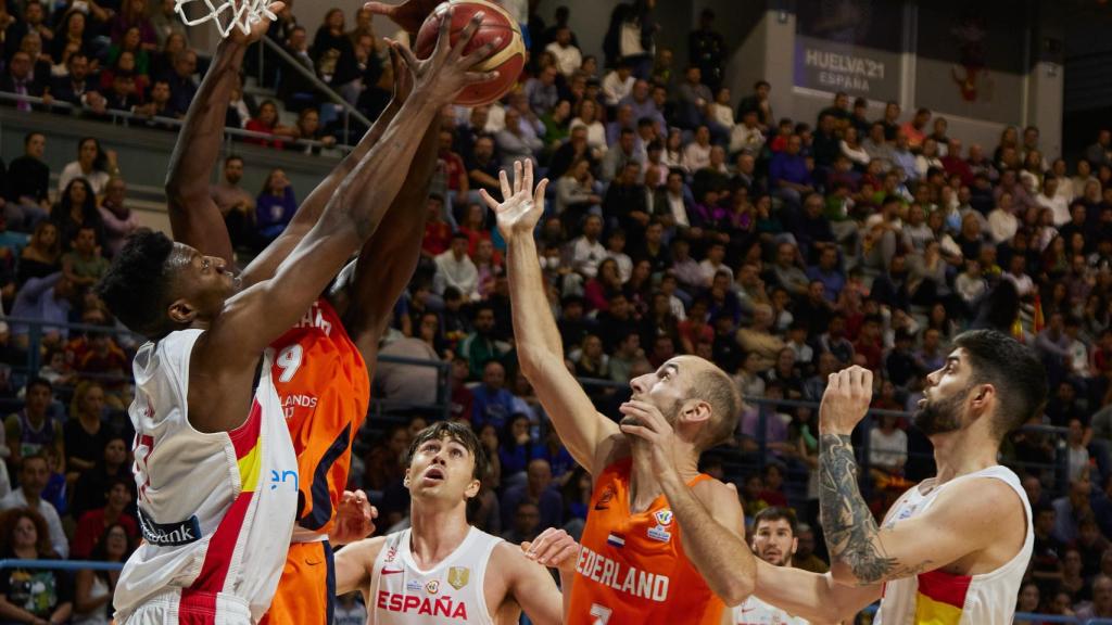 Yankuba Sima y Marijn Ververs, durante el España - Países Bajos de la ventana FIBA de clasificación para el Mundial 2023