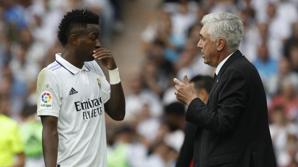 Vinicius y Ancelotti durante un partido del Real Madrid