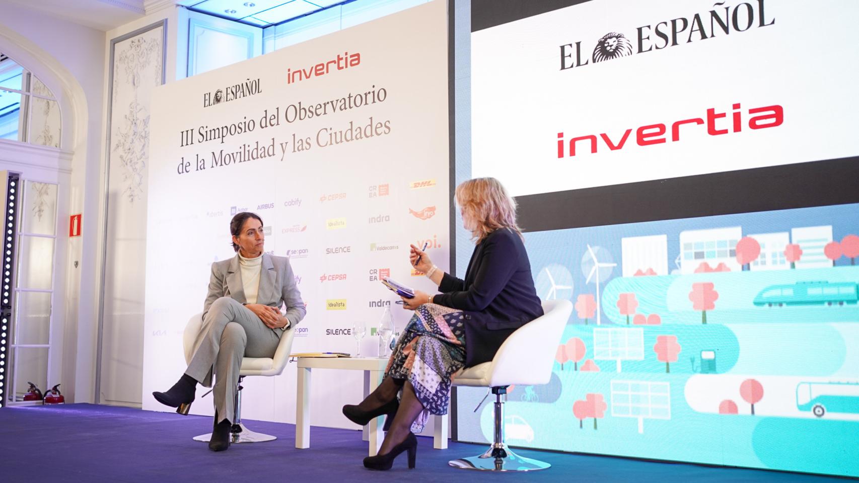 Raquel Blanco, directora global de Smart Mobility de Iberdrola, y Laura Ojea, redactora de Invertia, durante su conversación en el III Observatorio de la Movilidad de Invertia.