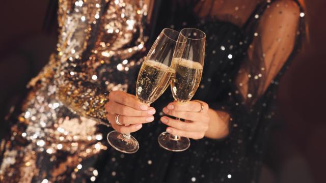 Dos amigas brindan en una fiesta de Nochevieja.