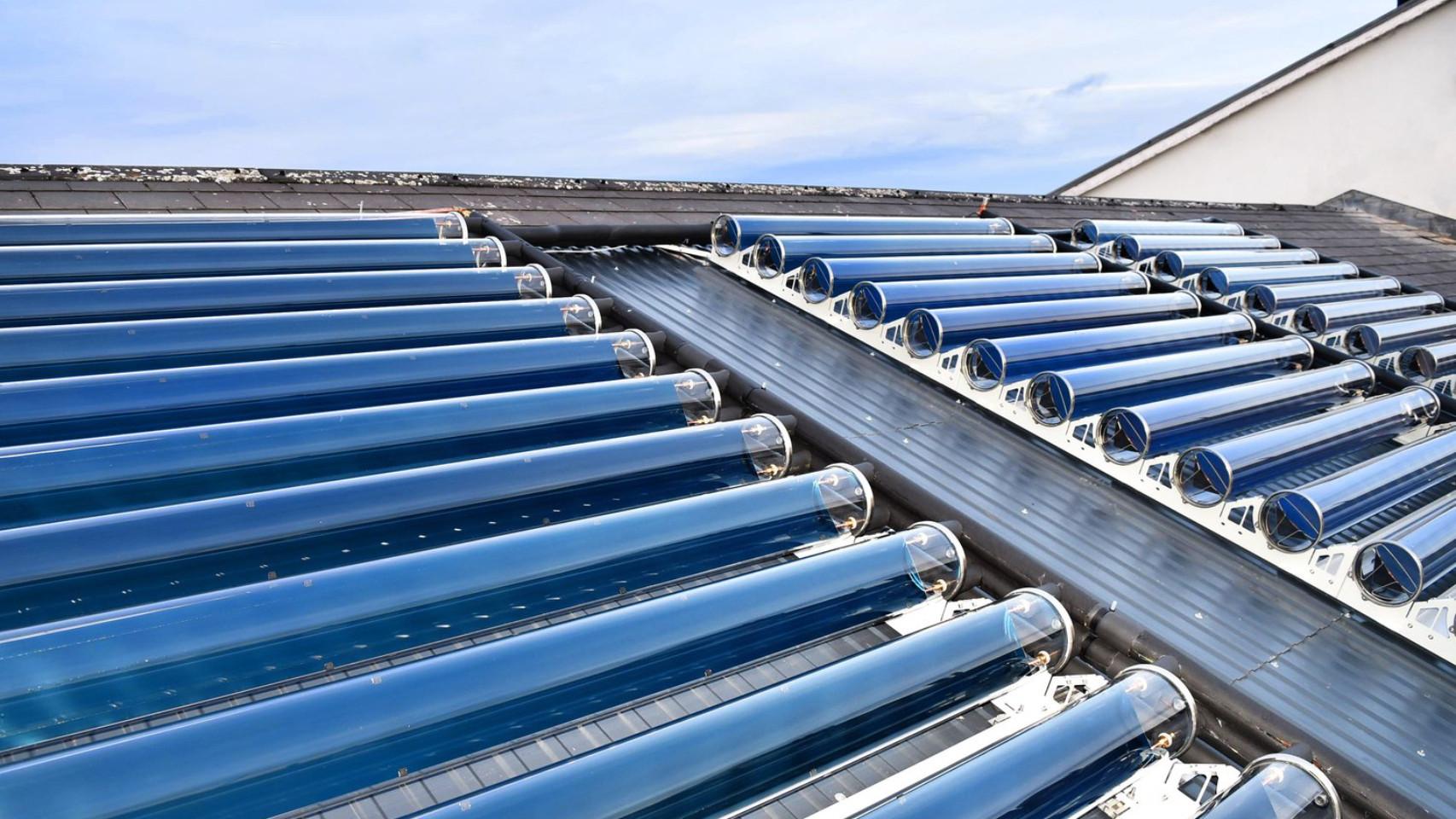 Los tubos solares en el tejado de una casa.