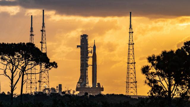 El cohete SLS en su plataforma de lanzamiento