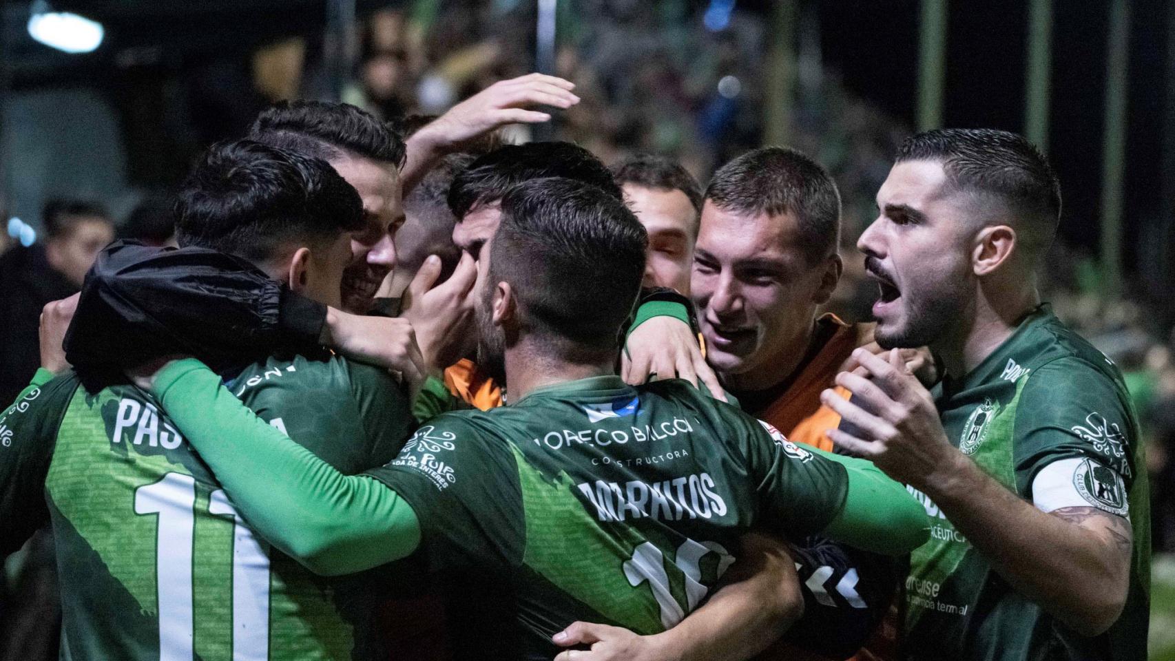 El Arenteiro celebra uno de sus goles en Almería.