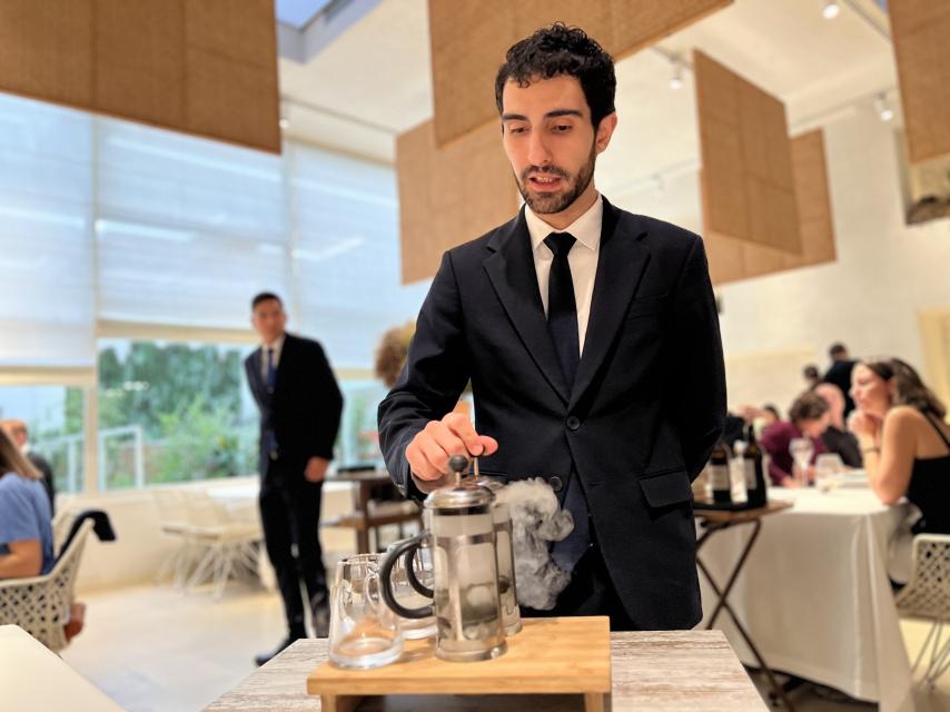 Adrián Abella y el gran servicio de sala de Disfrutar