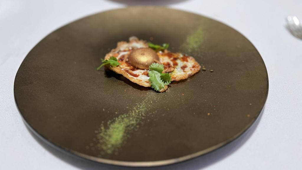 Técnica y disfrute se dan la mano en platos como este huevo de oro con crustáceos