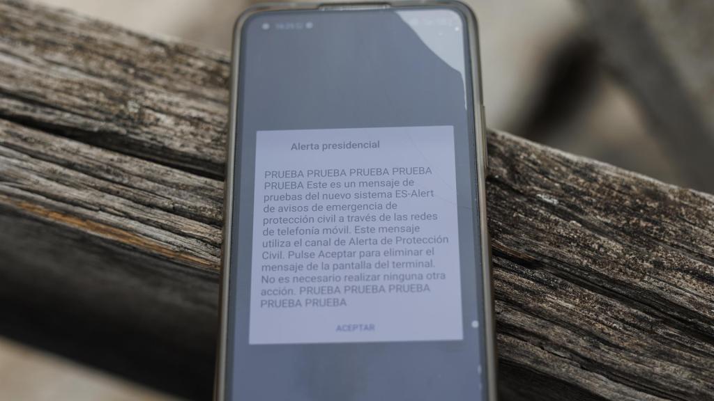 Mensaje de alerta recibido a modo de prueba en un teléfono móvil.