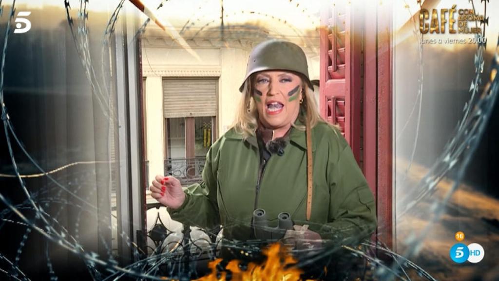 Lydia Lozano en el balcón del edificio cercano a Belén Rodríguez.