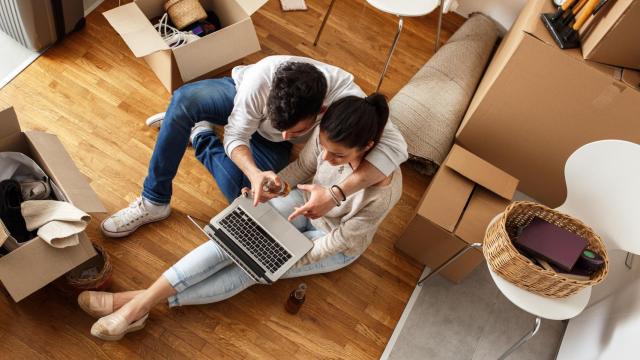 Imagen de archivo de una pareja en el salón de su casa.