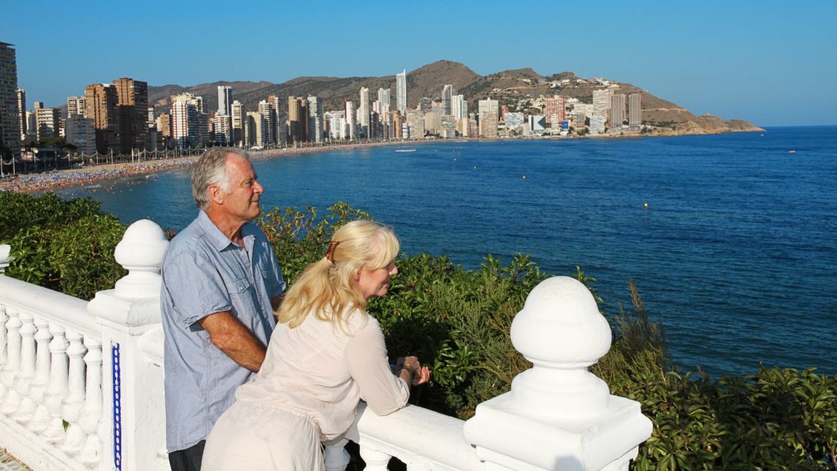Dos personas observan el skyline de Benidorm.