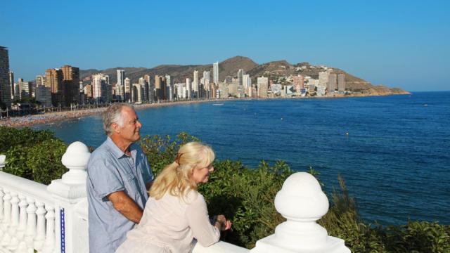 Dos personas observan el skyline de Benidorm.