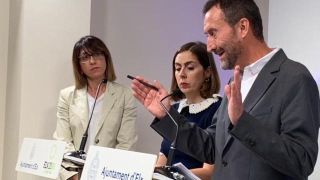 El alcalde de Elche, Carlos González, junto con la portavoz del grupo municipal de Compromís, Esther Díez y la edil de Gestión Tributaria, Patricia Maciá, este martes.