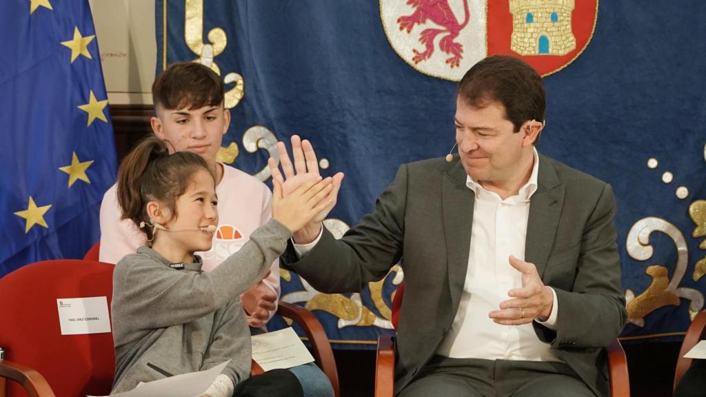 Mañueco choca la mano con Yael Díez