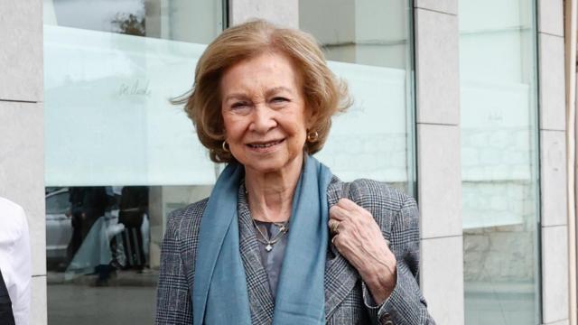 La reina Sofía a su llegada a la localidad burgalense de Ibeas de Juarros.