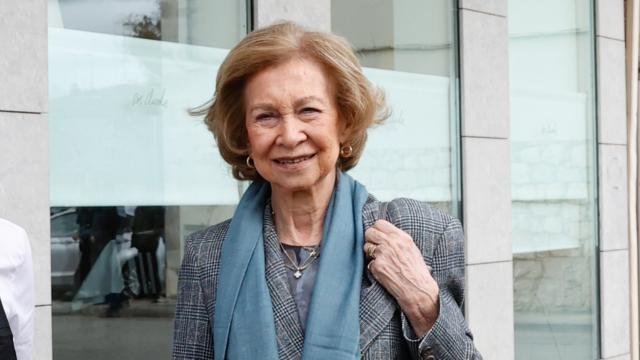 La reina Sofía a su llegada a la localidad burgalesa de Ibeas de Juarros con motivo de la reunión del patronato de la Fundación Atapuerca