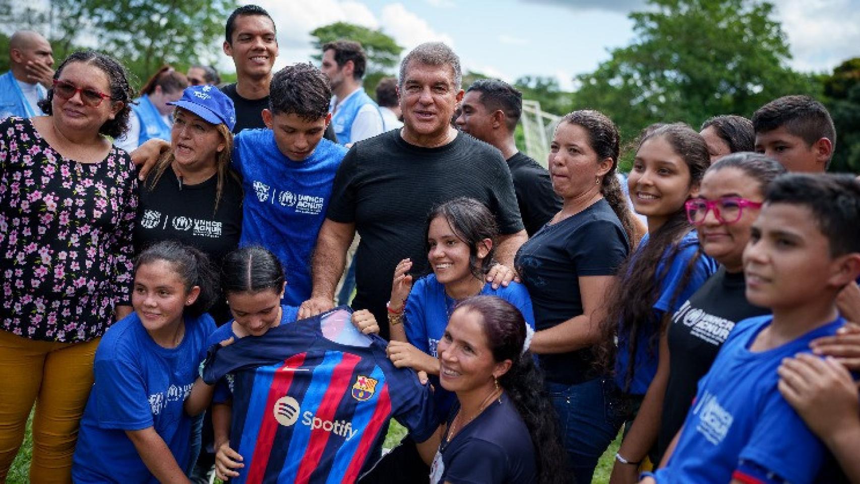 Joan Laporta, en una campaña solidaria en Colombia
