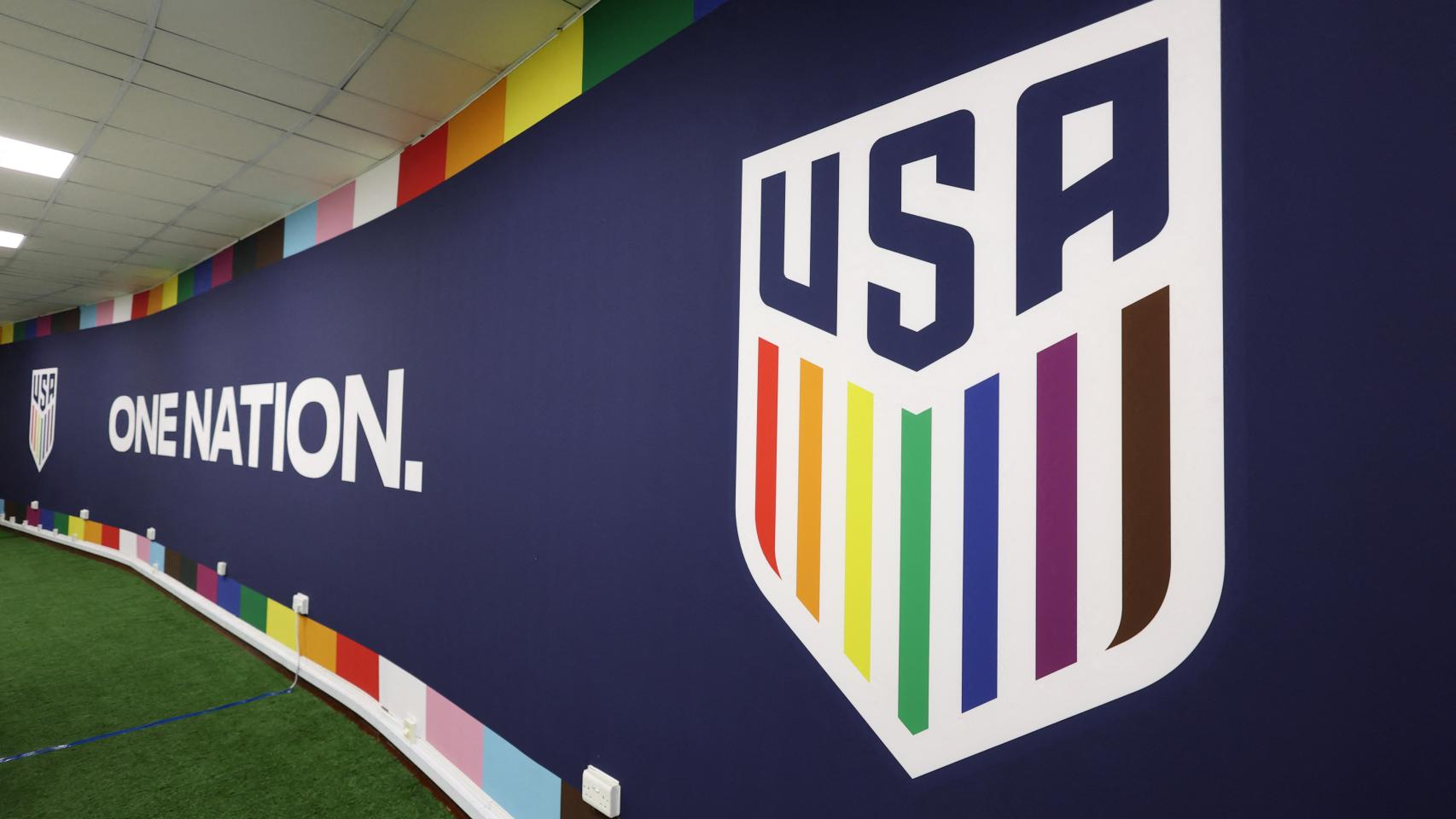 Sala de prensa de Estados Unidos en Qatar con el apoyo al colectivo LGTBI