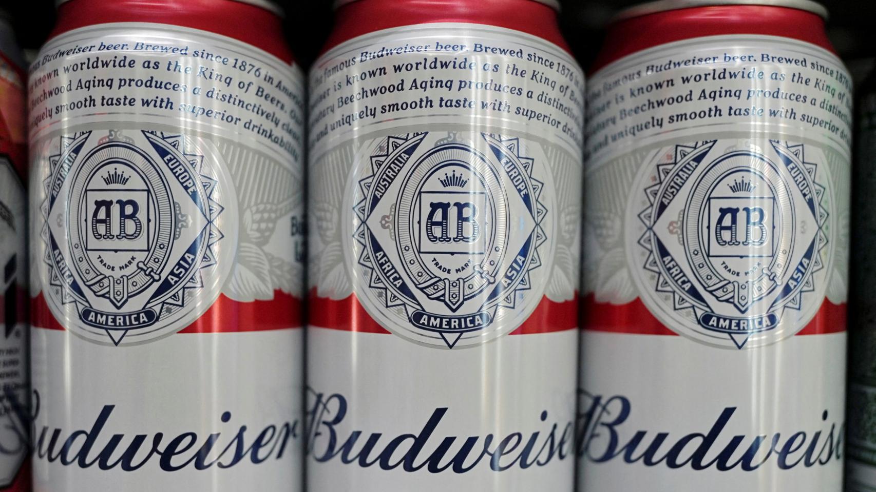 Latas de cerveza de la marca Budweiser