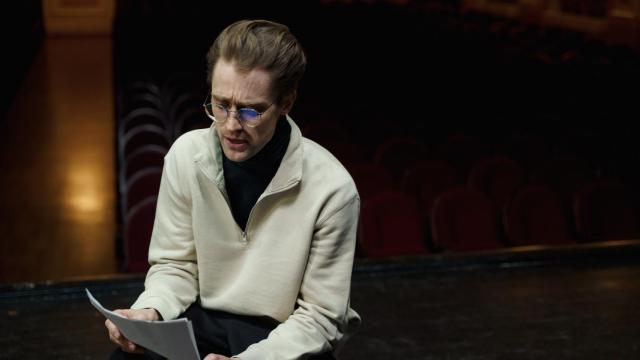 Actor leyendo un texto en voz alta. Foto: Cottonbro Studio/Pexels