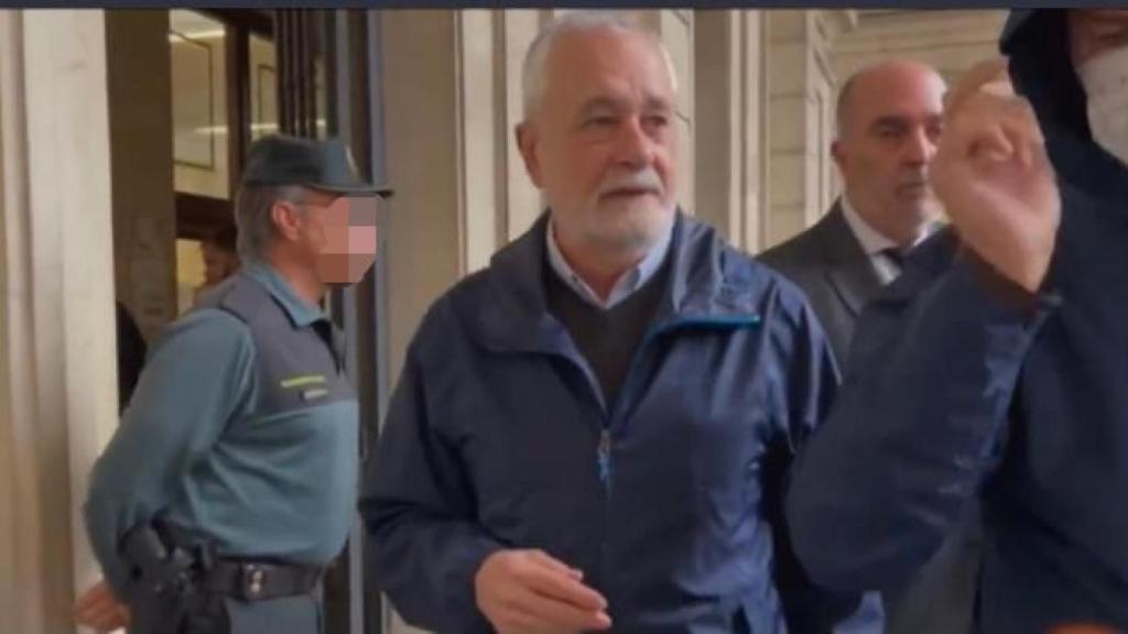 José Antonio Griñán, en una imagen de archivo, tras recoger la notificación de su condena de inhabilitación.