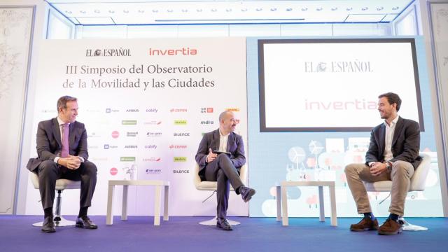 Imagen de la mesa redonda 'Rumbo a una aviación sostenible', en la segunda jornada del III Simposio del Observatorio de la Movilidad y las Ciudades.
