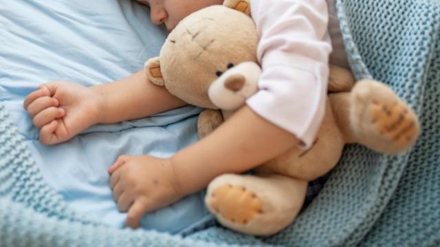 Un niño duerme en su cama