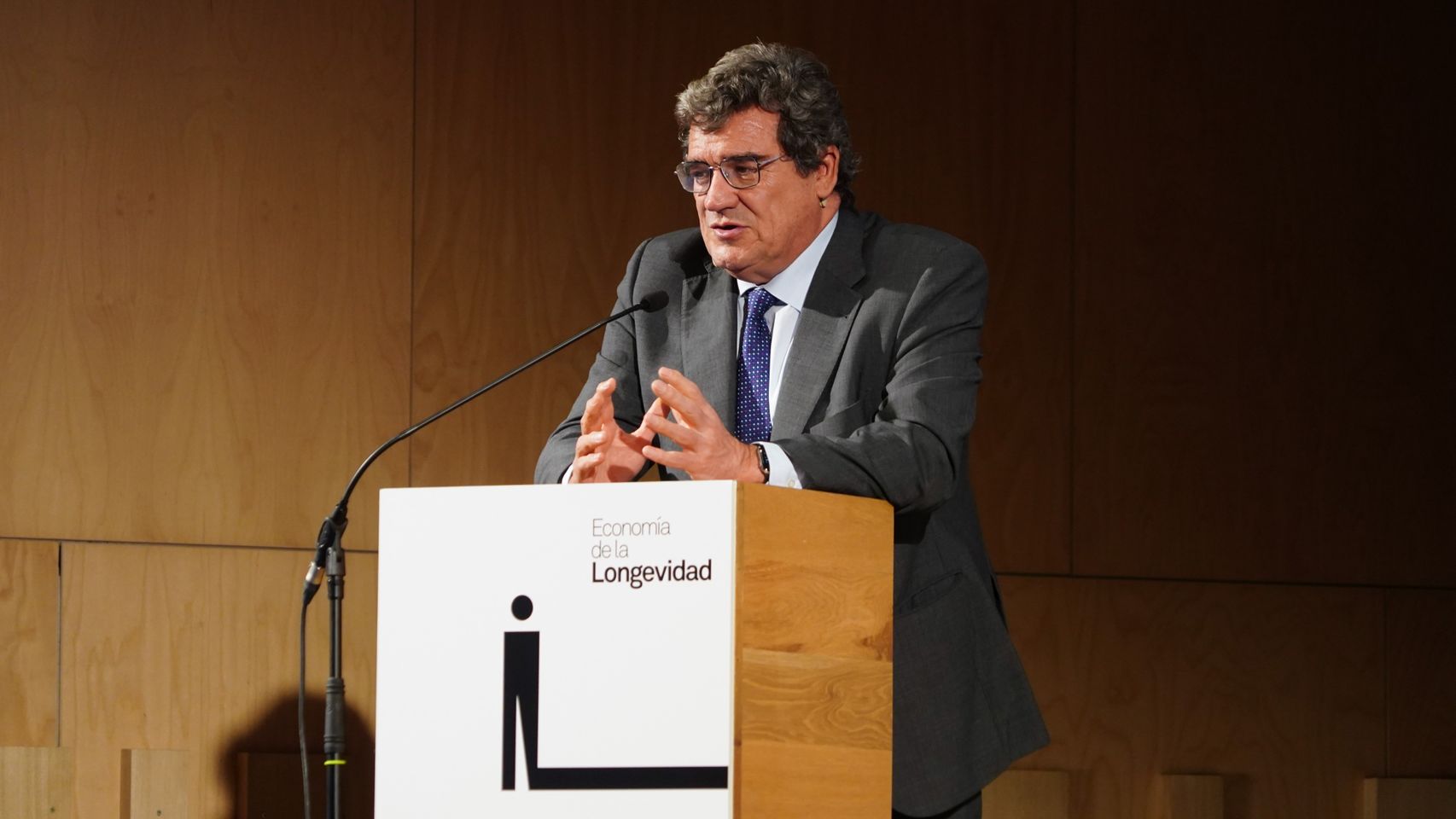 El ministro de Inclusión, Seguridad Social y Migraciones, José Luis Escrivá, interviene en el Congreso Internacional de Economía de la Longevidad hace unos días.